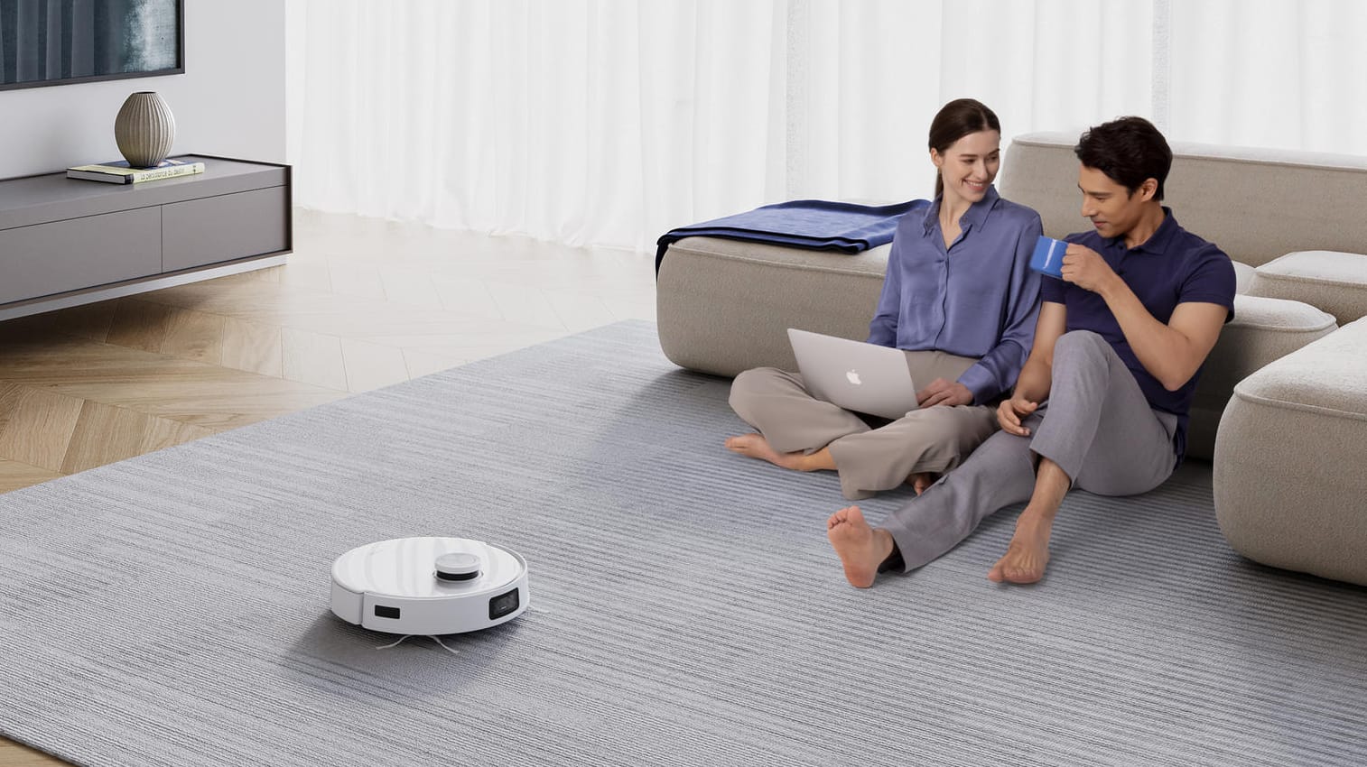 Der DEEBOT T10 PLUS passt sich bei der Saug- und Wischstrategie dem aktuellen Untergrund an und kann mit seiner verbesserten KI effizienter mit Hindernissen umgehen. Der DEEBOT T10 PLUS passt sich bei der Saug- und Wischstrategie dem aktuellen Untergrund an und kann mit seiner verbesserten KI effizienter mit Hindernissen umgehen.