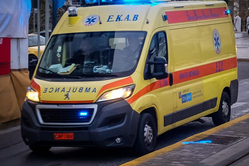 Rettungswagen in Griechenland: Der Mann war sofort tot (Symbolbild).