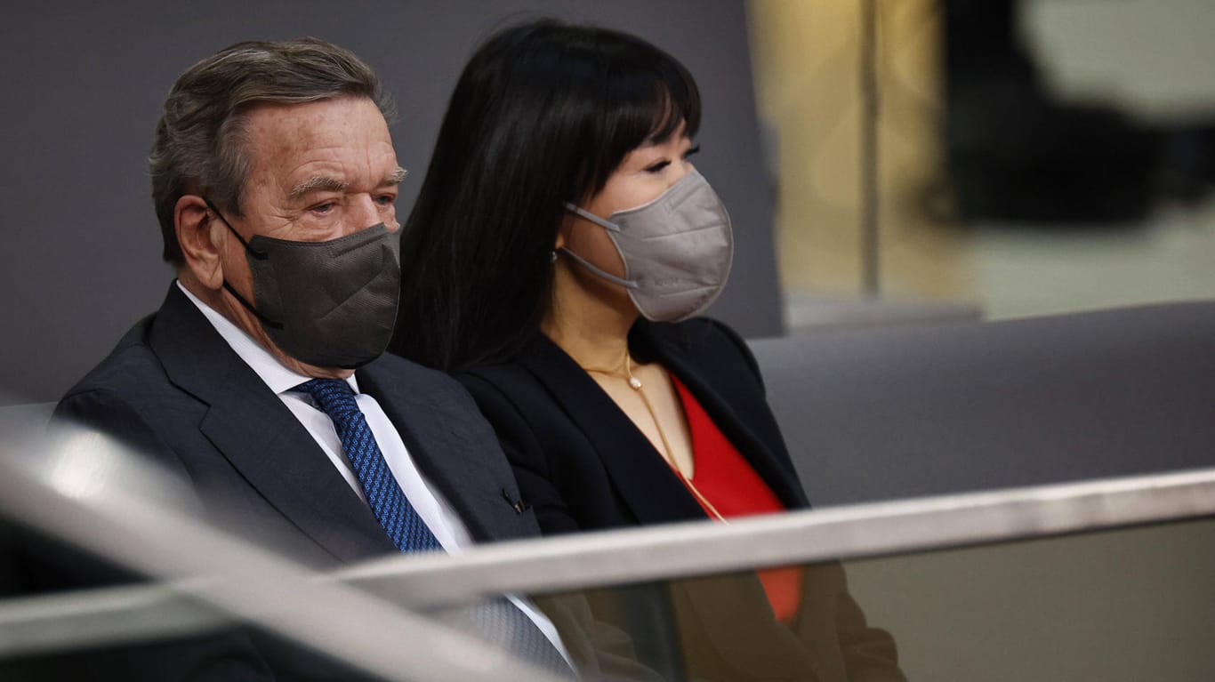 Altkanzler Schröder und seine Ehefrau Schröder-Kim in Berlin (Archiv): Der Kanzler soll für Gespräche über Gaslieferungen nach Russland gereist sein.