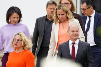 Regierungsmitglieder von SPD und Grünen bei der Koalitionsklausur in Meseberg: In der Frage der AkW-Laufzeiten zeichnet sich eine Kehrtwende der Parteien ab.