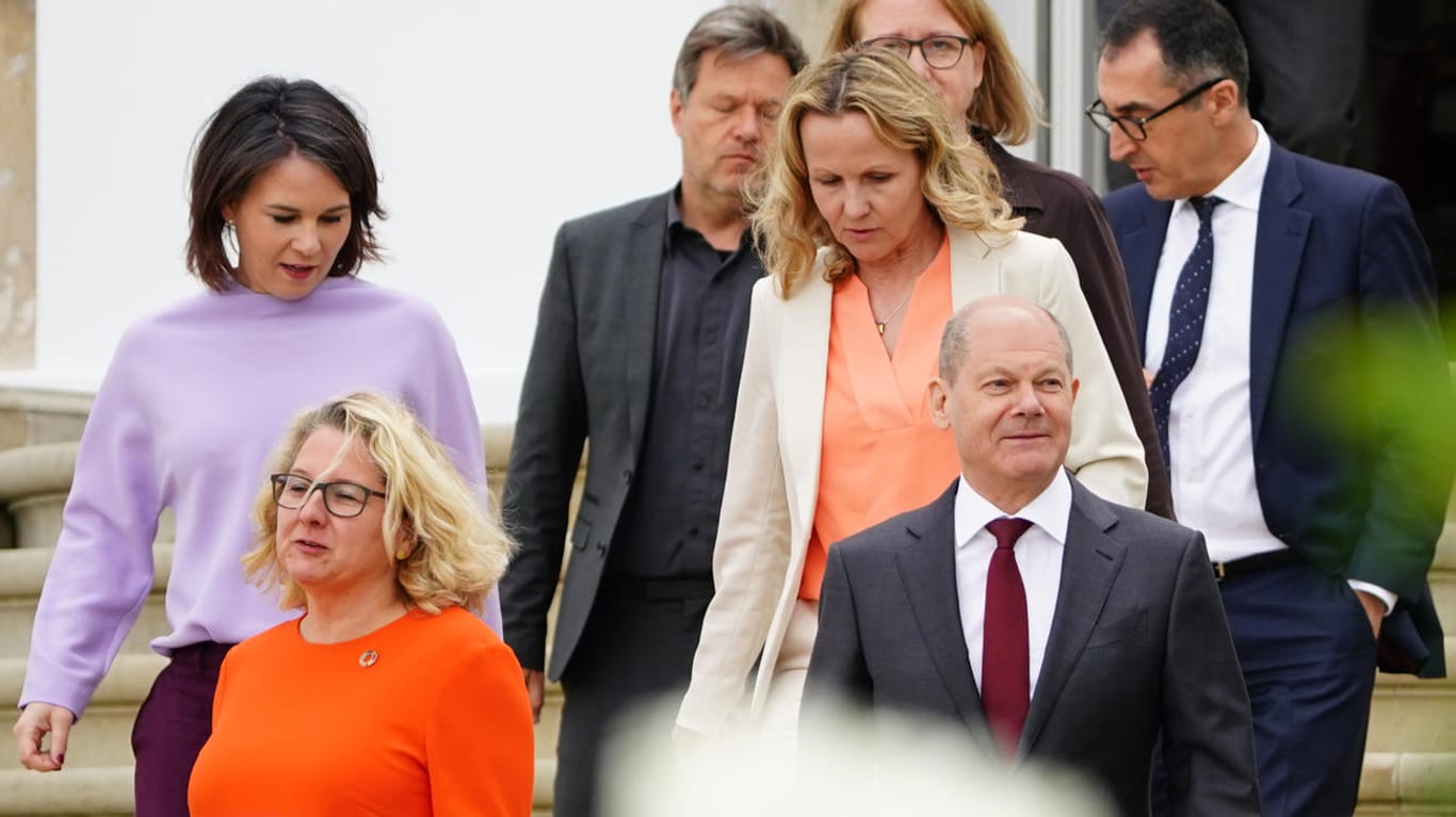 Regierungsmitglieder von SPD und Grünen bei der Koalitionsklausur in Meseberg: In der Frage der AkW-Laufzeiten zeichnet sich eine Kehrtwende der Parteien ab.