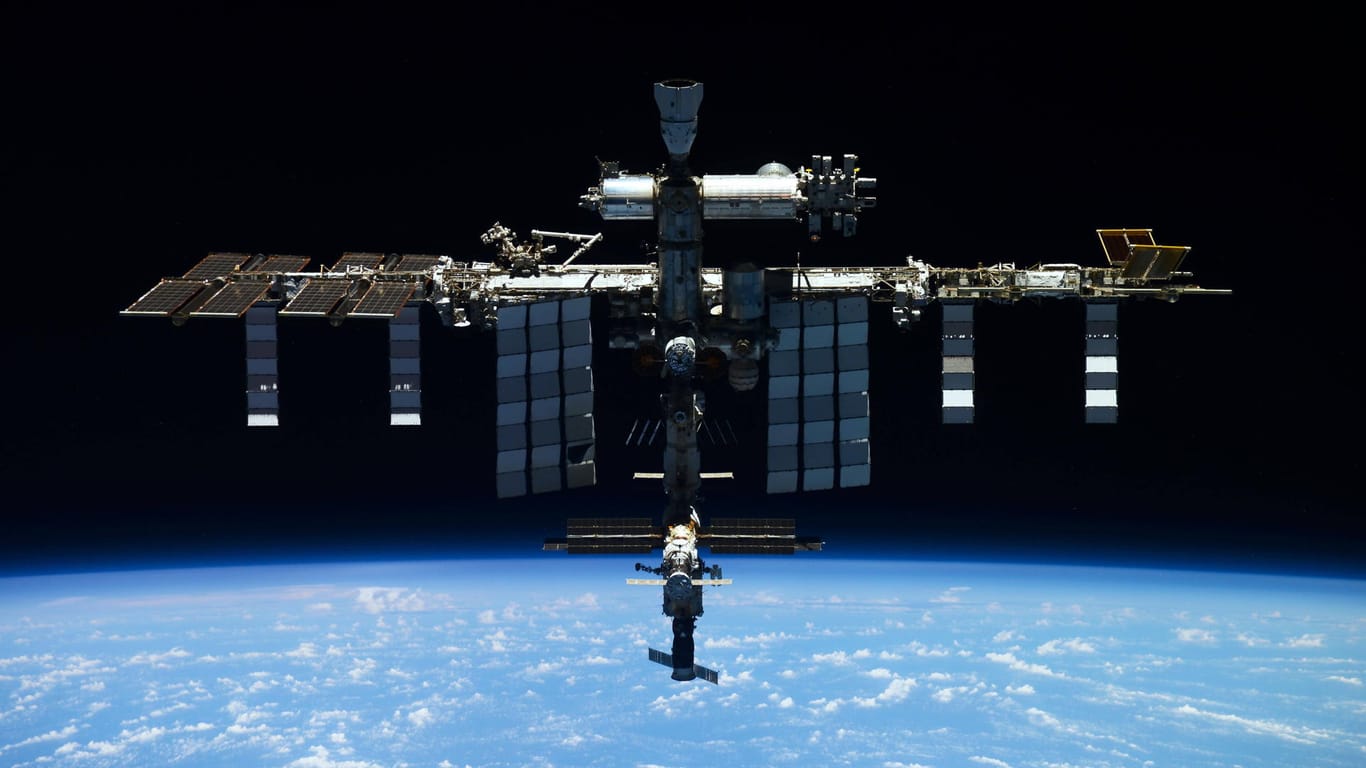 Auf diesem von Roskosmos veröffentlichten Foto ist das komplette russische Segment der ISS zu sehen.