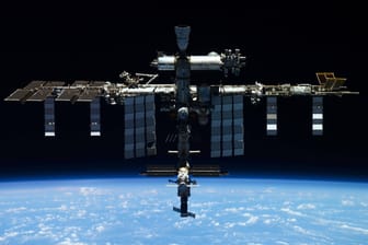 Auf diesem von Roskosmos veröffentlichten Foto ist das komplette russische Segment der ISS zu sehen.