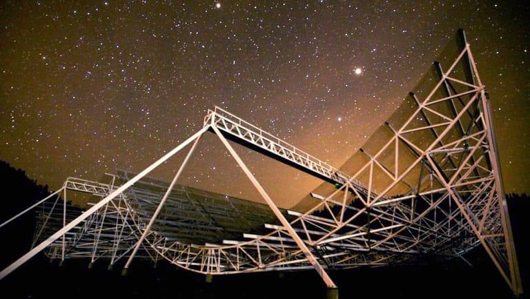 Das Radioteleskop CHIME in Kanada: Das empfangene Signal kommt aus einer mehrere Milliarden Lichtjahre entfernten Galaxie.