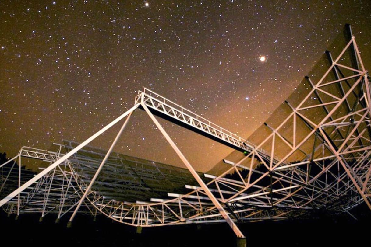 Das Radioteleskop CHIME in Kanada: Das empfangene Signal kommt aus einer mehrere Milliarden Lichtjahre entfernten Galaxie.