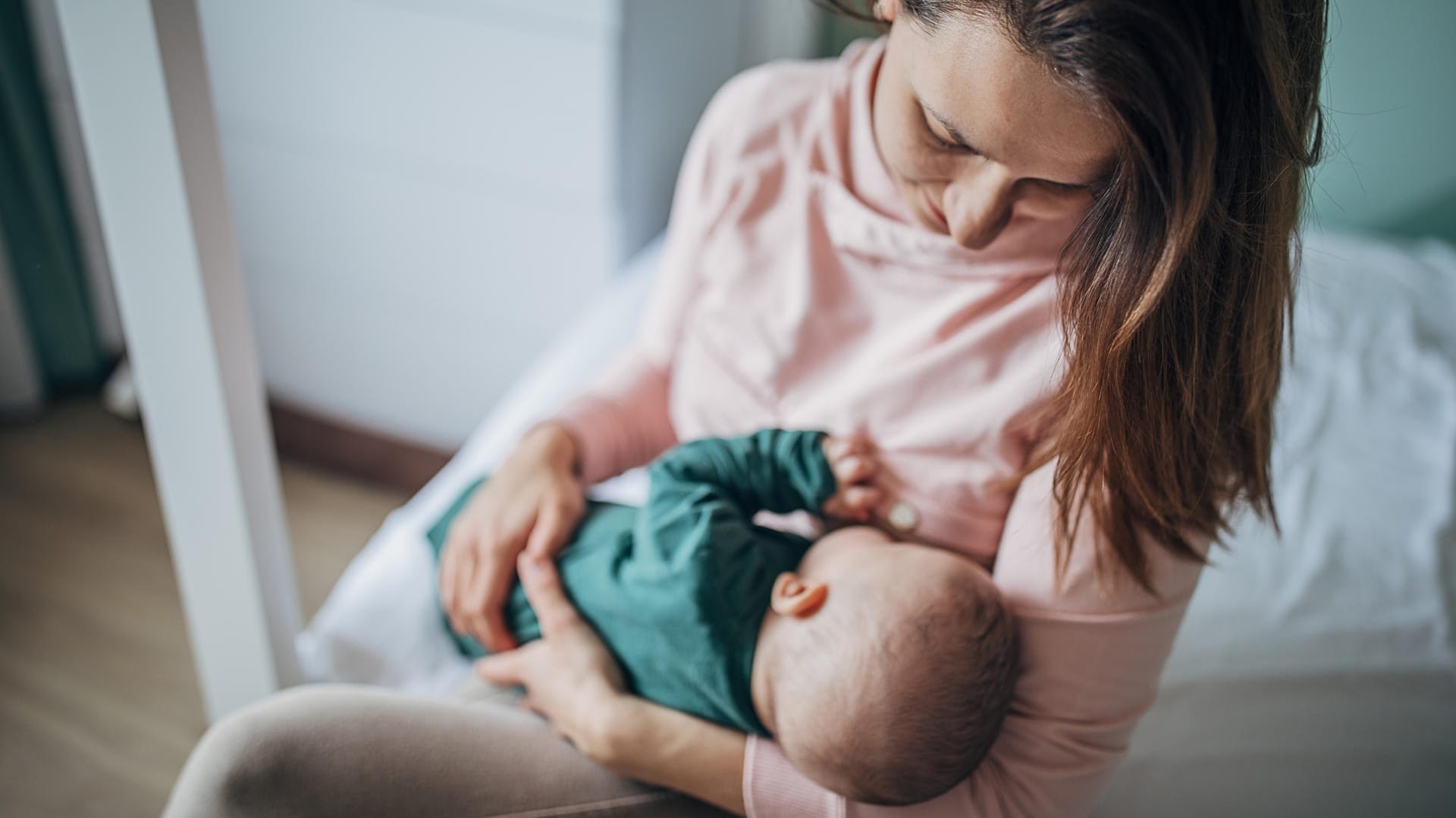 Eine Frau stillt ihr Baby.