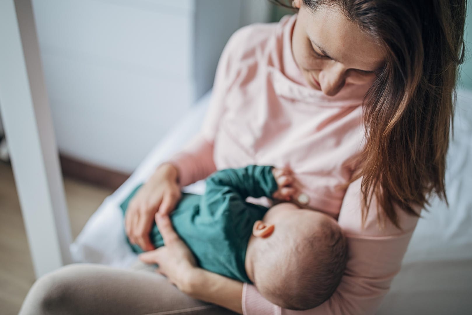 Eine Frau stillt ihr Baby.