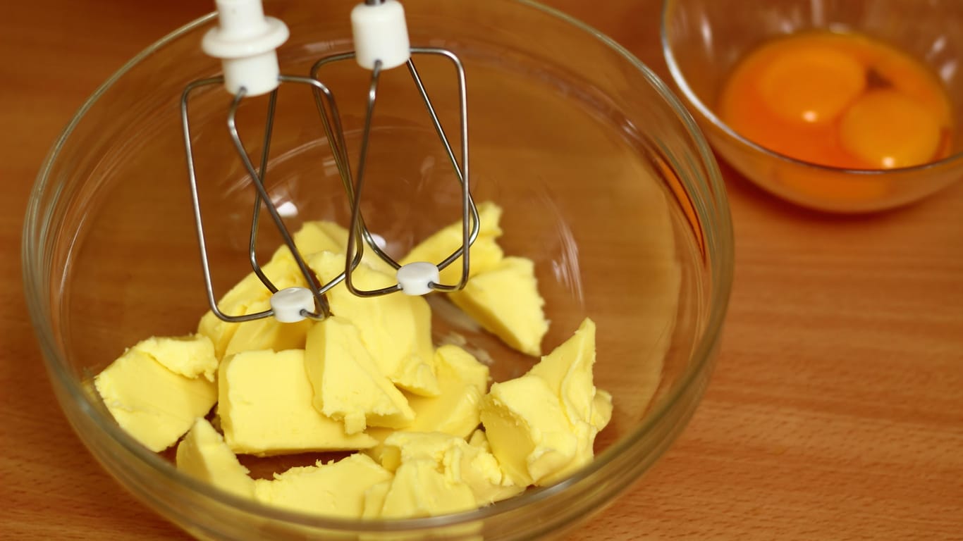 Butter: Kleine Stücke lassen sich besser aufschlagen.