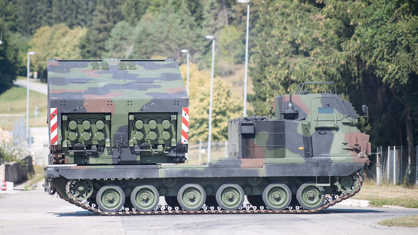 Ein Raketenwerfer MARS II steht in der Alb-Kaserne: Zudem hat das Land drei Panzerhaubitzen erhalten.