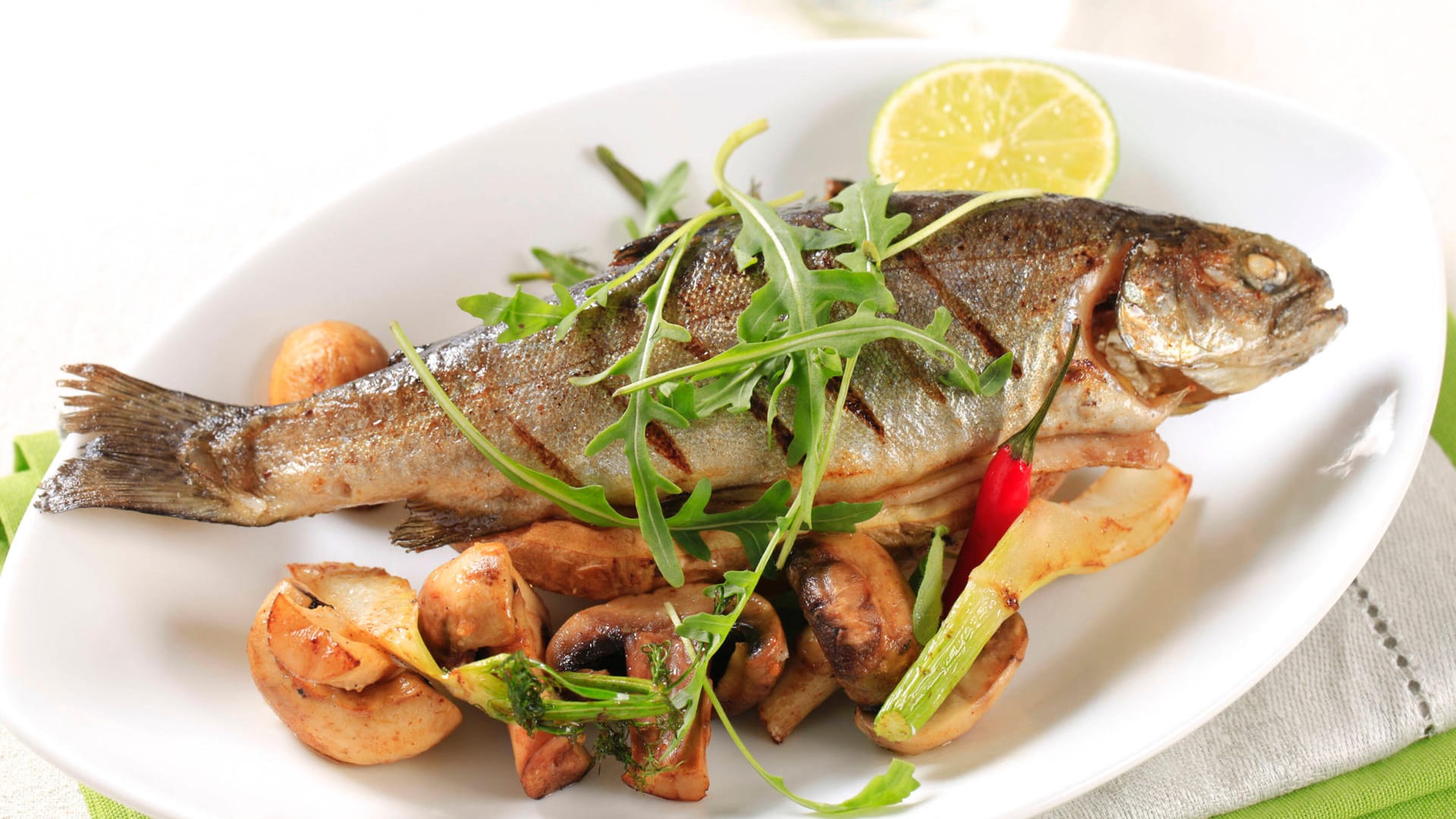 Fischgericht: Da tierische Produkte kaum Ballaststoffe enthalten, empfiehlt es sich, Fleisch und Fisch mit viel Gemüse zu kombinieren.