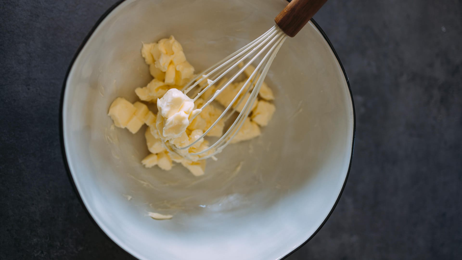 Butter: Das Schlagen gelingt auch per Hand.