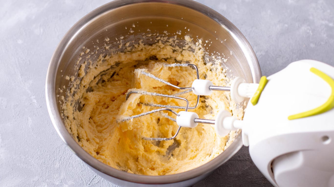 Butter schaumig rühren: Der Vorgang bietet einen entscheidenden Vorteil.