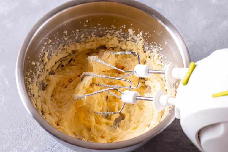 Butter schaumig rühren: Der Vorgang bietet einen entscheidenden Vorteil.