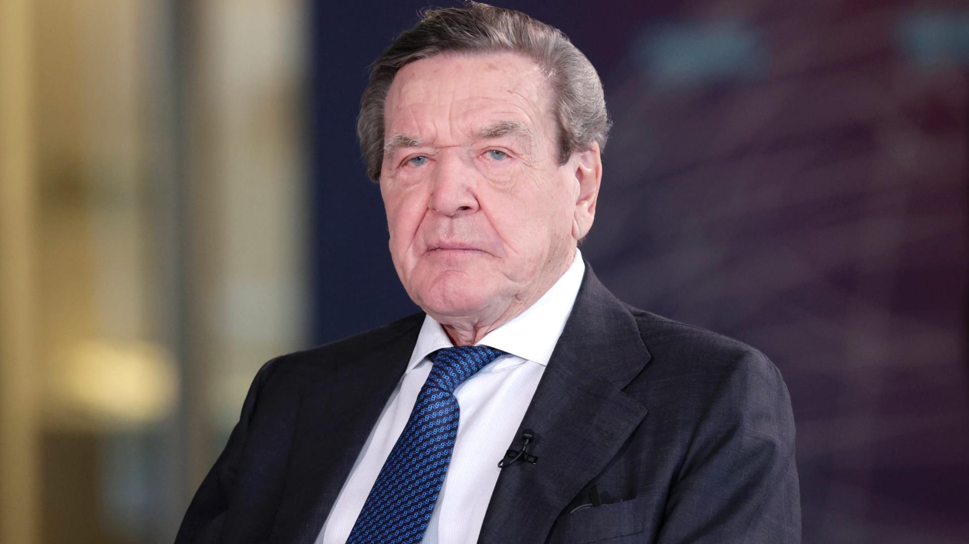 Gerhard Schroeder, Alt-Bundeskanzler, SPD, im Interview auf der Fraktionsebene des Reichstages, DEU, Berlin, 08.12.2021