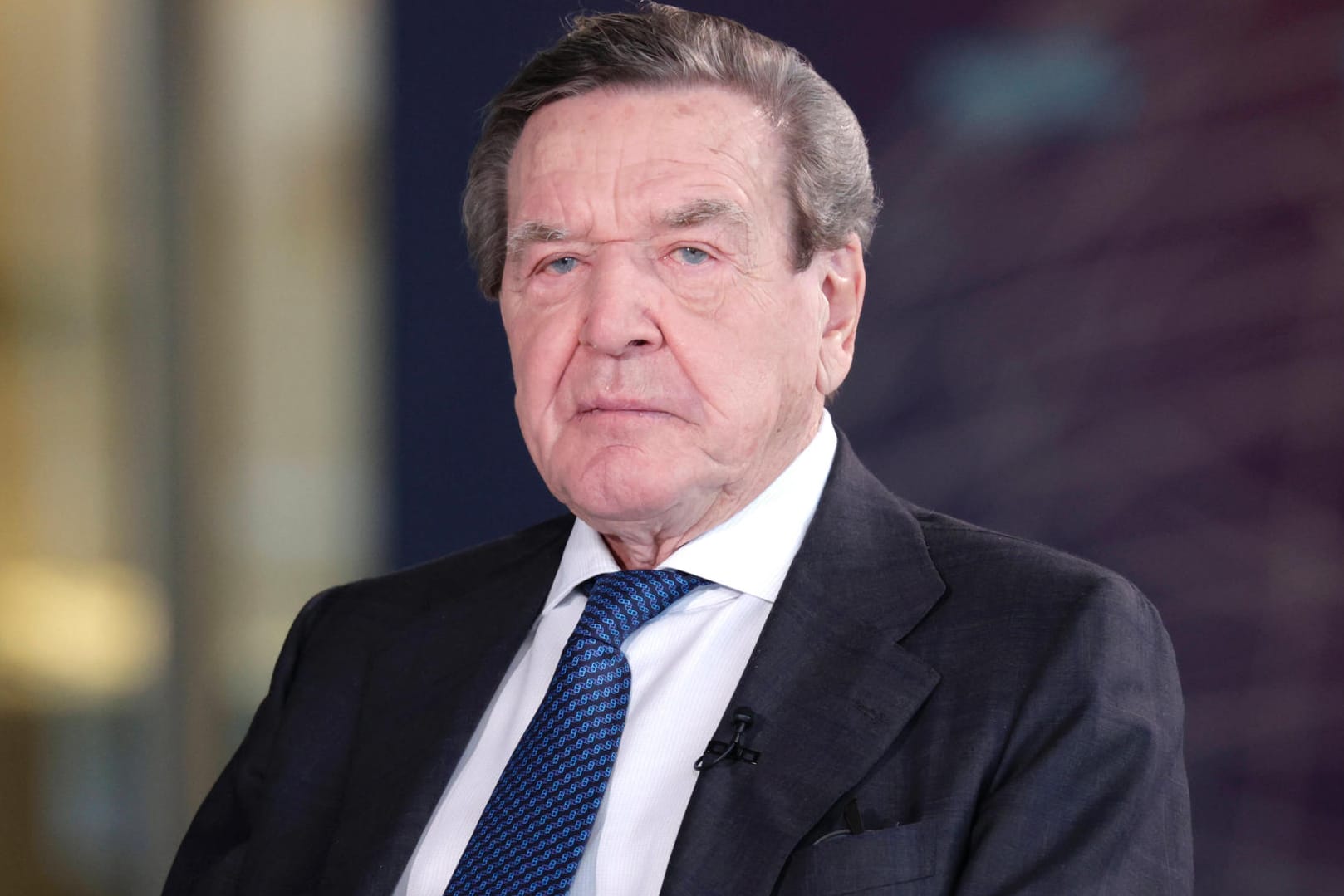 Gerhard Schroeder, Alt-Bundeskanzler, SPD, im Interview auf der Fraktionsebene des Reichstages, DEU, Berlin, 08.12.2021