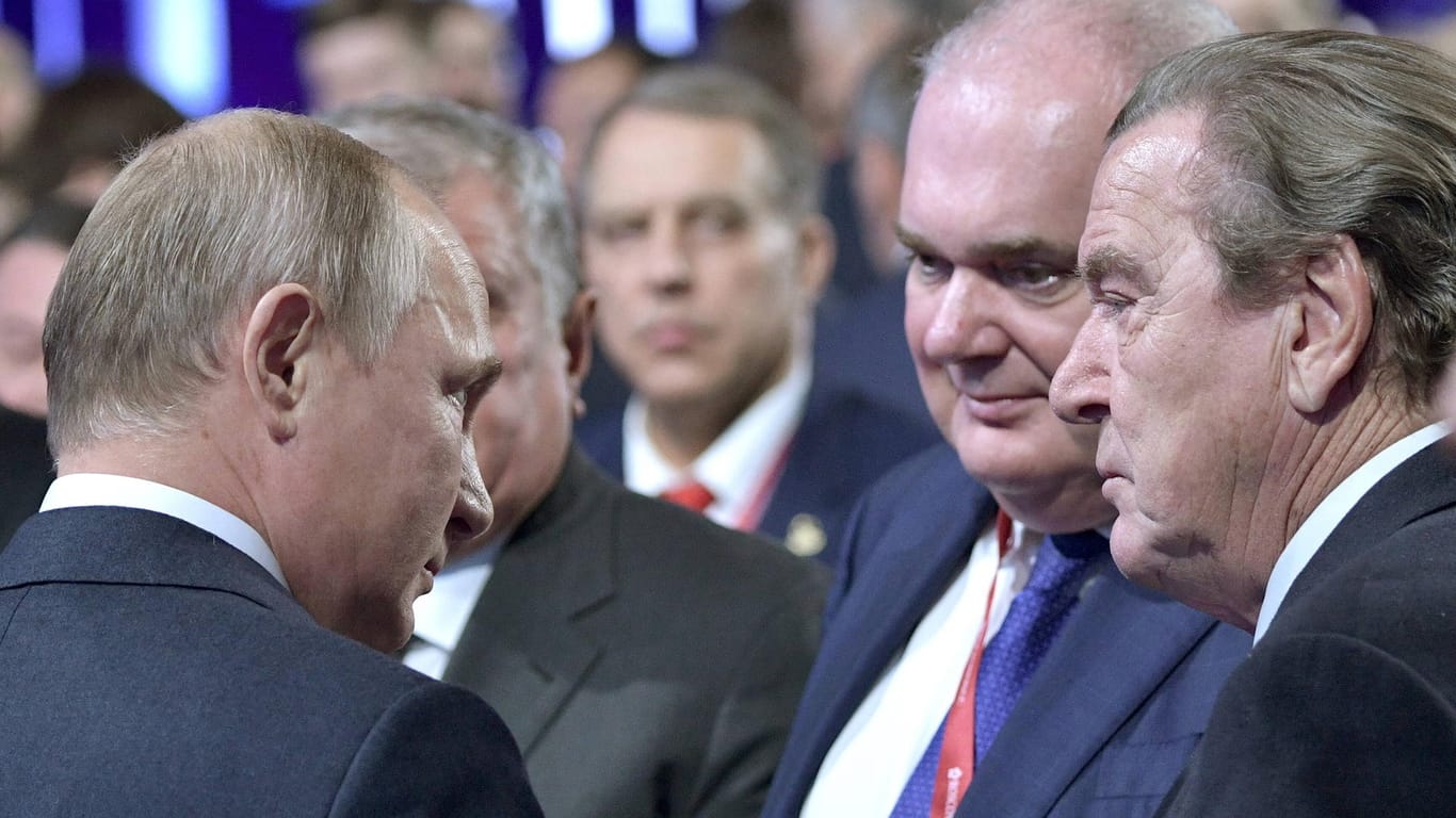 Mit Waldimir Putin verbindet Schröder (hier auf einem Energieforum in Moskau im Jahr 2019) bereits seit seiner Zeit als Kanzler eine Freundschaft.