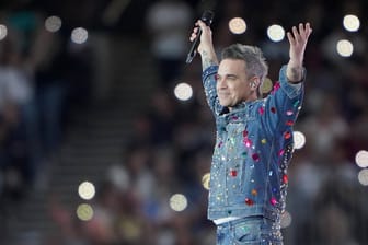 Robbie Williams: Sein Outfit veranlasst Fans zu Witzen und Komplimenten.