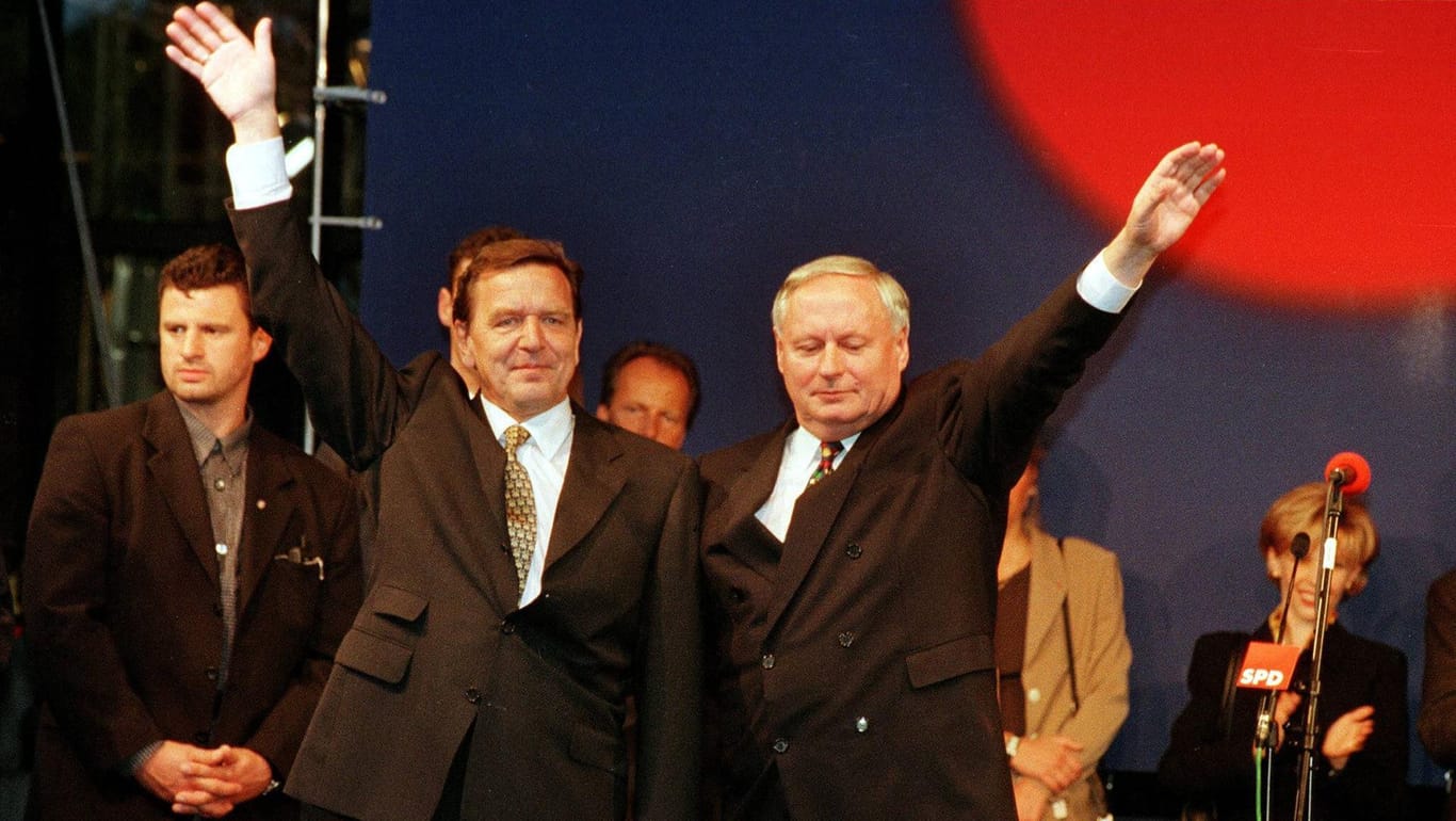 Stunde des Triumphs: Im September 1998 gewann Schröder die Bundestagswahl, nachdem er sich zuvor bereits gegen seinen parteiinternen Konkurrenten Oskar Lafontaine (re.) durchgesetzt hatte.