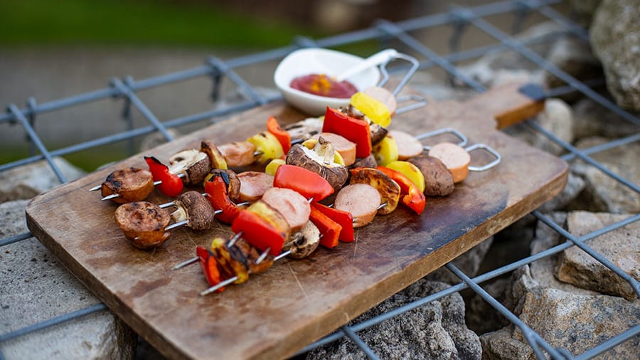 Grillspieße mit Bockwürstchen: Zu dem Grillaroma passt ein Curry-Ketchup.