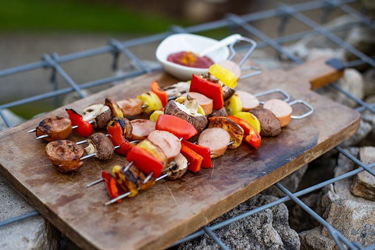 Grillspieße mit Bockwürstchen: Zu dem Grillaroma passt ein Curry-Ketchup.