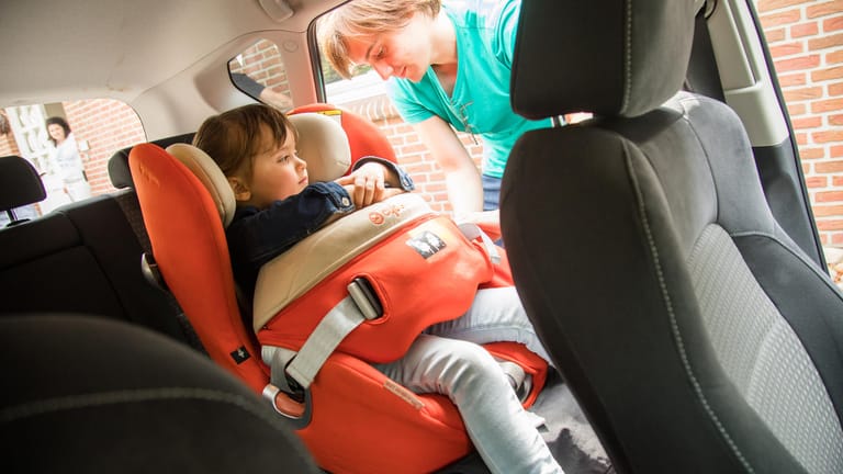 Sicherheit an erster Stelle: Damit die Kinder nicht nur bequem, sondern auch sicher sitzen, sollten die Einstellungen des Kindersitzes vor der Fahrt noch einmal überprüft werden.
