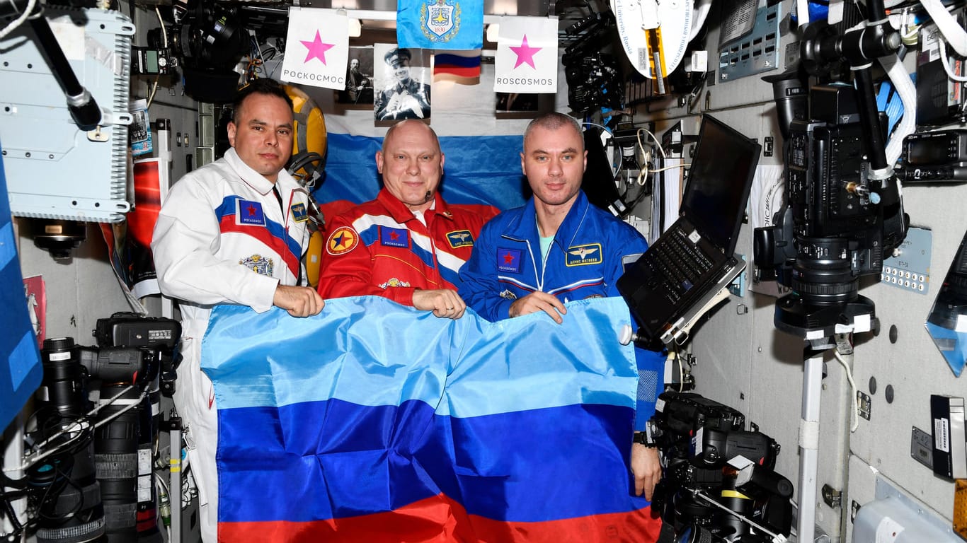 Oleg Artemjew (links), Denis Matwejew und Sergei Korsakow: Die russischen Kosmonauten posierten Anfang Juli mit der Flagge der selbst ernannten "Volksrepublik Luhansk".