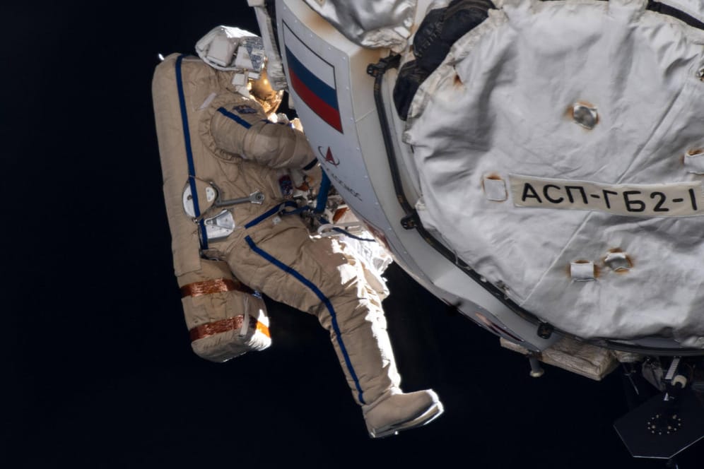 Kosmonaut Pjotr Dubrow bei Arbeiten im All (Archivbild): Ab 2024 sollen keine Kosmonauten mehr zur ISS fliegen.