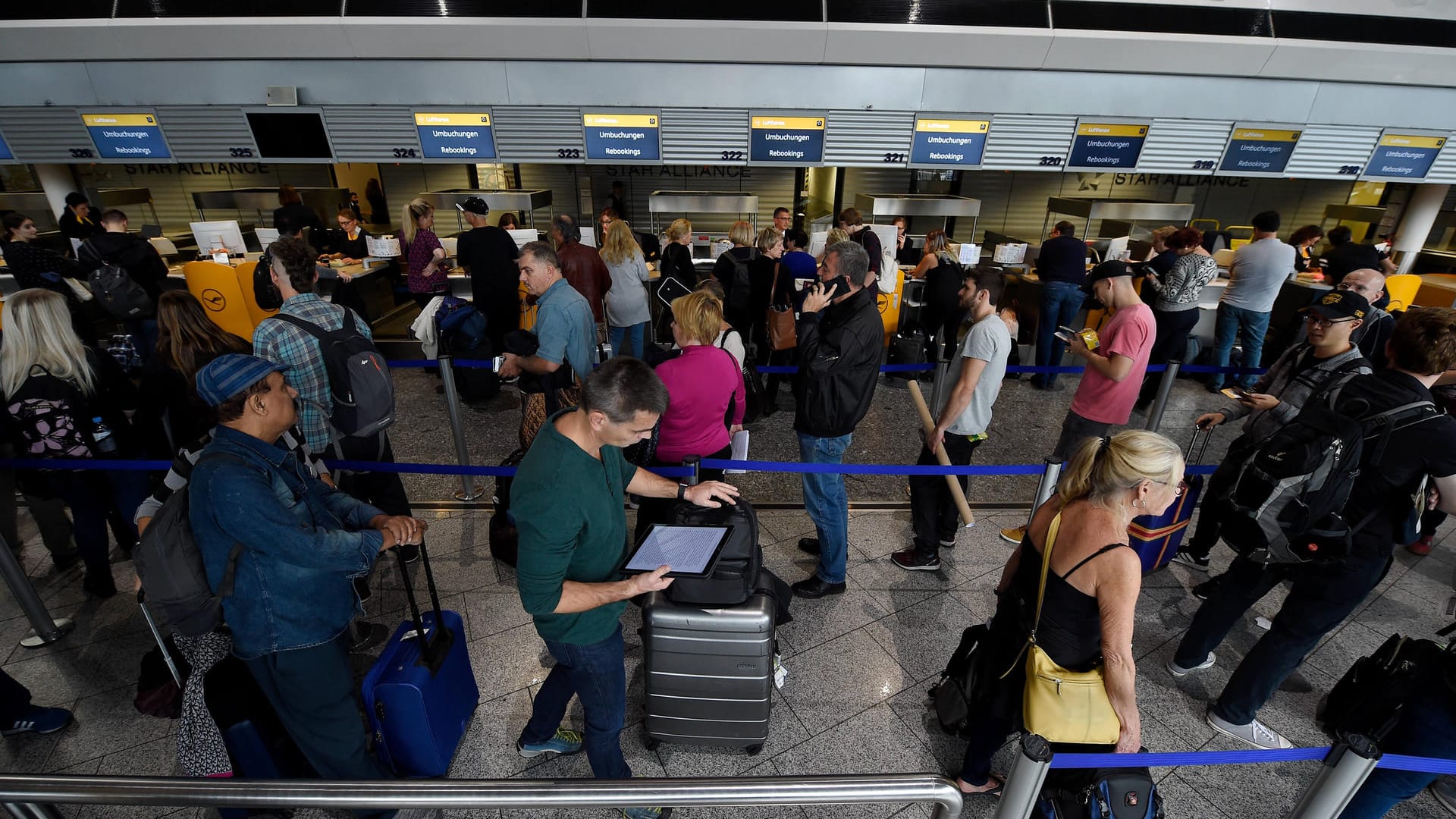 Lange Schlangen an den Schaltern der Lufthansa (Archivbild): Heute streikt das Bodenpersonal, die Fluggesellschaft hat die meisten Flüge gestrichen.