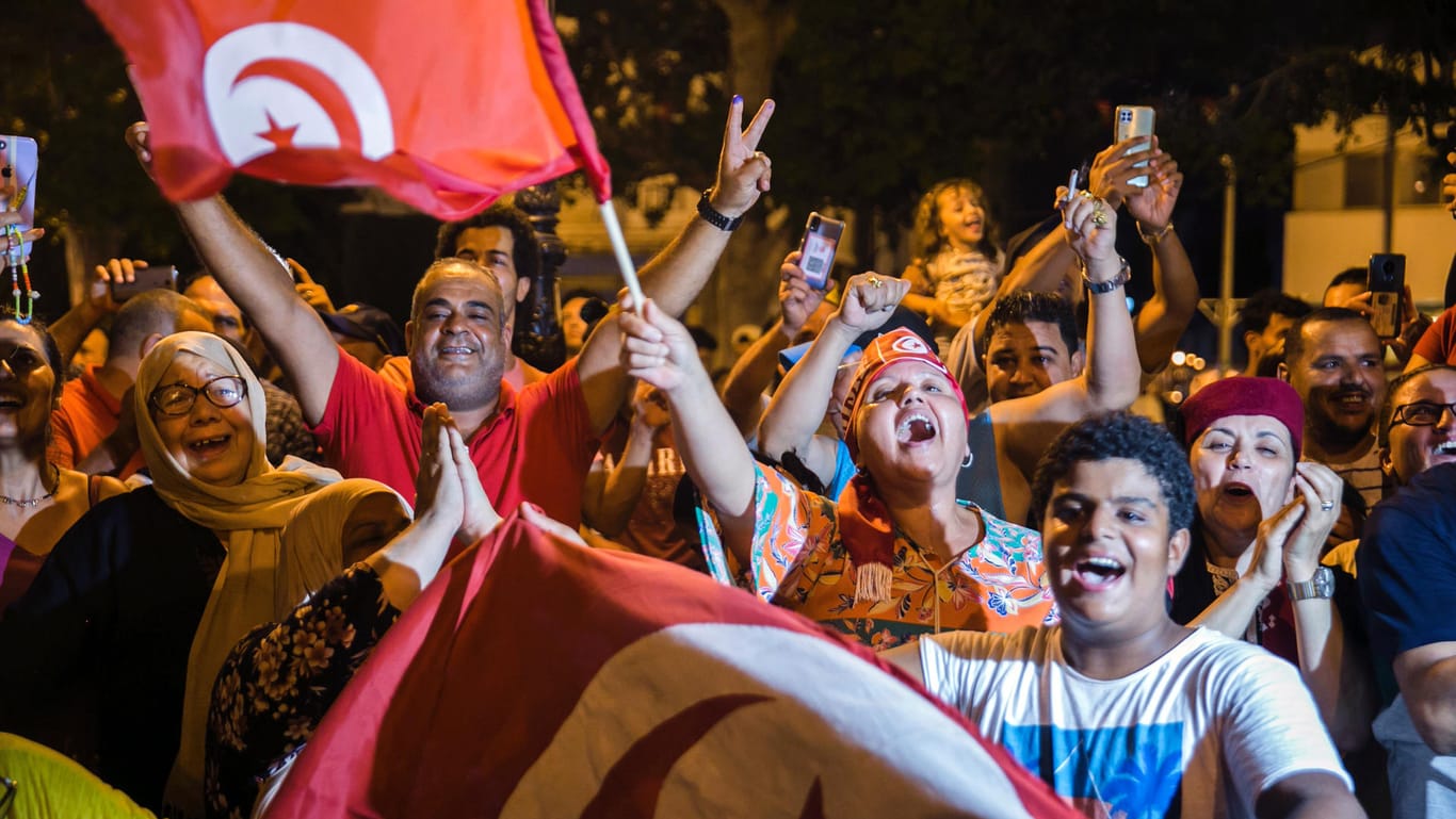 Referendum in Tunesien: Ersten Umfragen zufolge hat eine überwiegende Mehrheit dem umstrittenen Verfassungsentwurf zugestimmt.