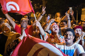 Referendum in Tunesien: Ersten Umfragen zufolge hat eine überwiegende Mehrheit dem umstrittenen Verfassungsentwurf zugestimmt.