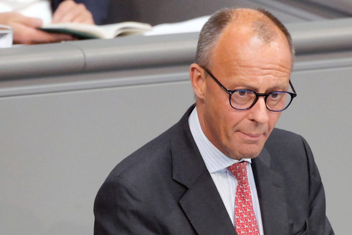 Friedrich Merz bei einer Bundestagsdebatte (Archivbild): Der CDU-Chef kritisiert das Verhalten der Bundesregierung bei den Waffenlieferungen an Kiew.