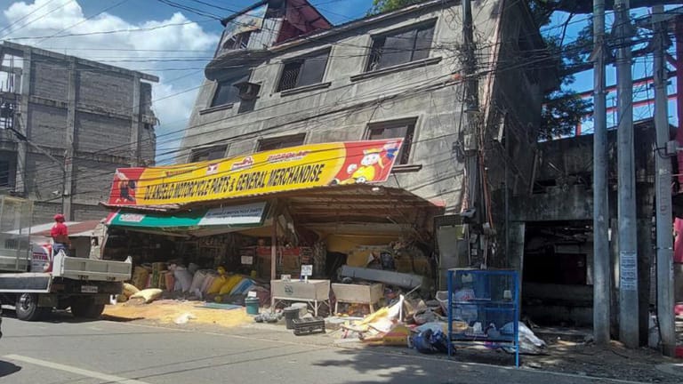 Philippinen, Bangued: Ein beschädigtes Gebäude liegt auf der Seite, nachdem ein starkes Beben Bangued in der Provinz Abra im Norden der Philippinen erschüttert hat.