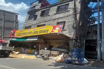Philippinen, Bangued: Ein beschädigtes Gebäude liegt auf der Seite, nachdem ein starkes Beben Bangued in der Provinz Abra im Norden der Philippinen erschüttert hat.