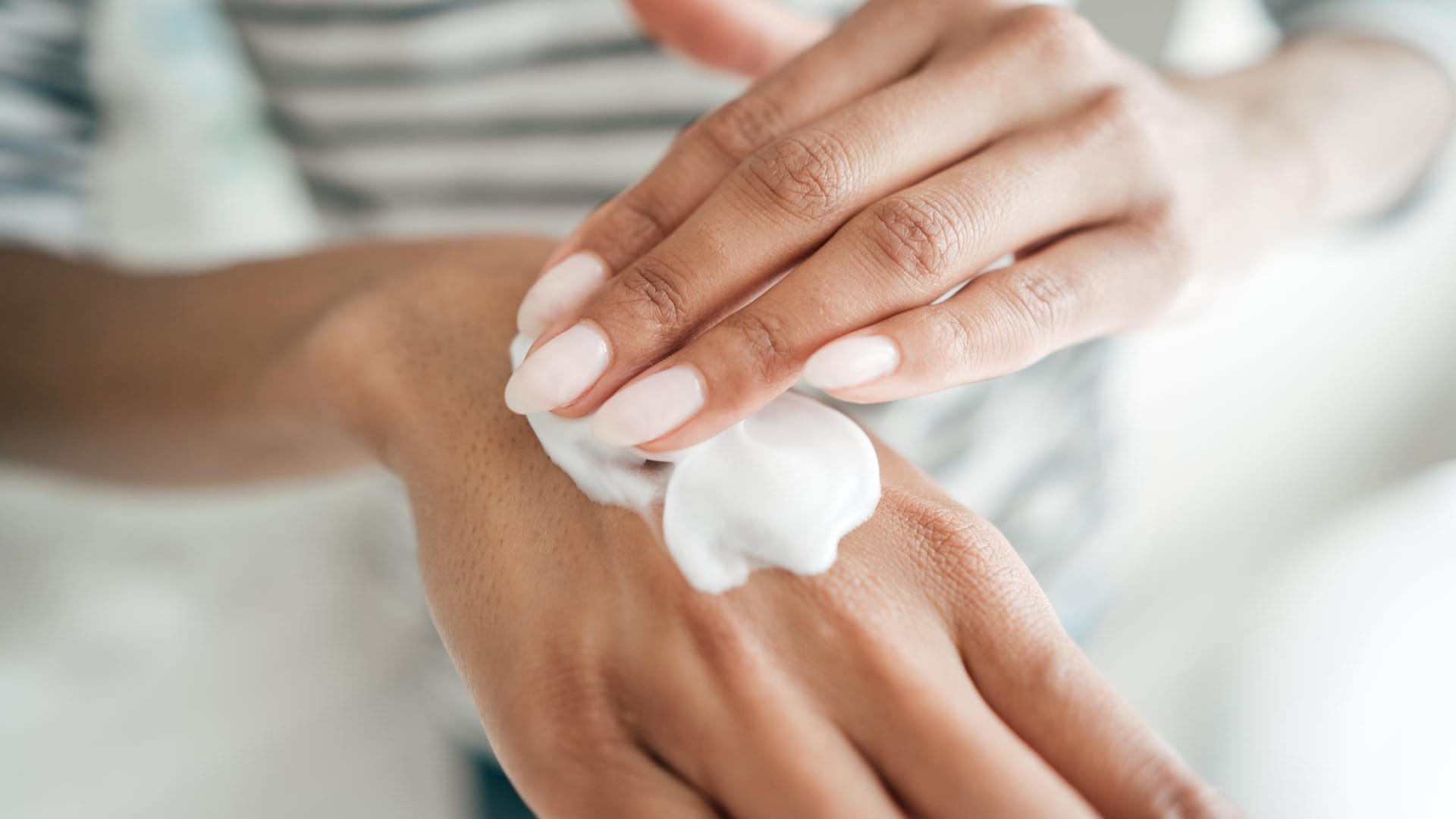 Handcreme: Handpflege können Sie auch selber zusammenrühren. Benutzen Sie dafür am besten Zutaten in Bio-Qualität.