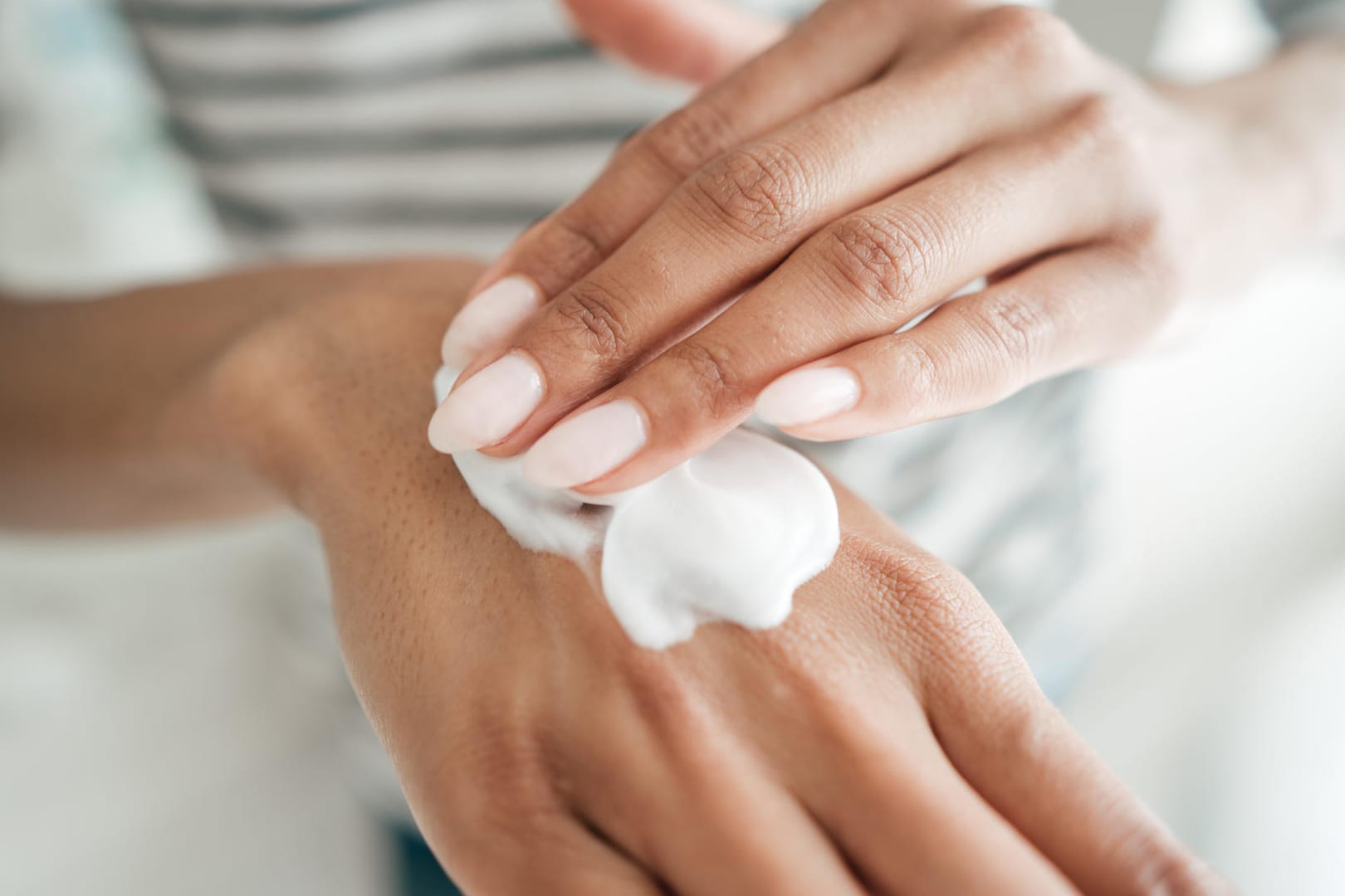 Handcreme: Handpflege können Sie auch selber zusammenrühren. Benutzen Sie dafür am besten Zutaten in Bio-Qualität.