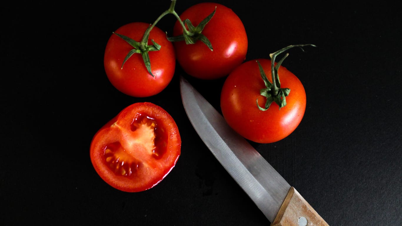 Tomaten: Sollte der grüne Ansatz rausgeschnitten oder kann er mitgegessen werden?