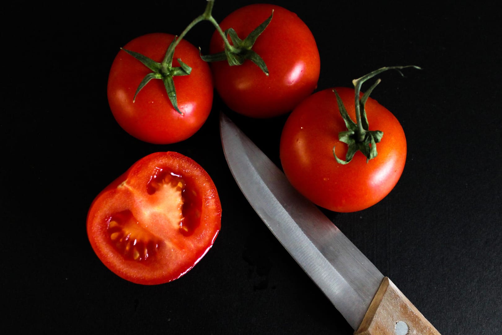 Tomaten: Sollte der grüne Ansatz rausgeschnitten oder kann er mitgegessen werden?