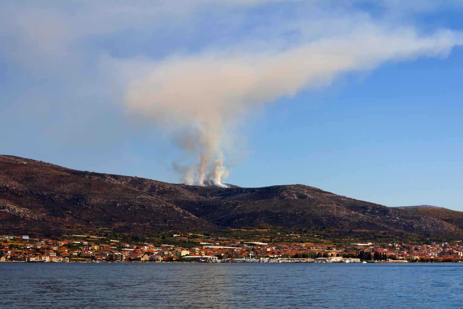 Waldbrände: In der kroatischen Stadt Trogir ist der Feuer aktuell unter Kontrolle.