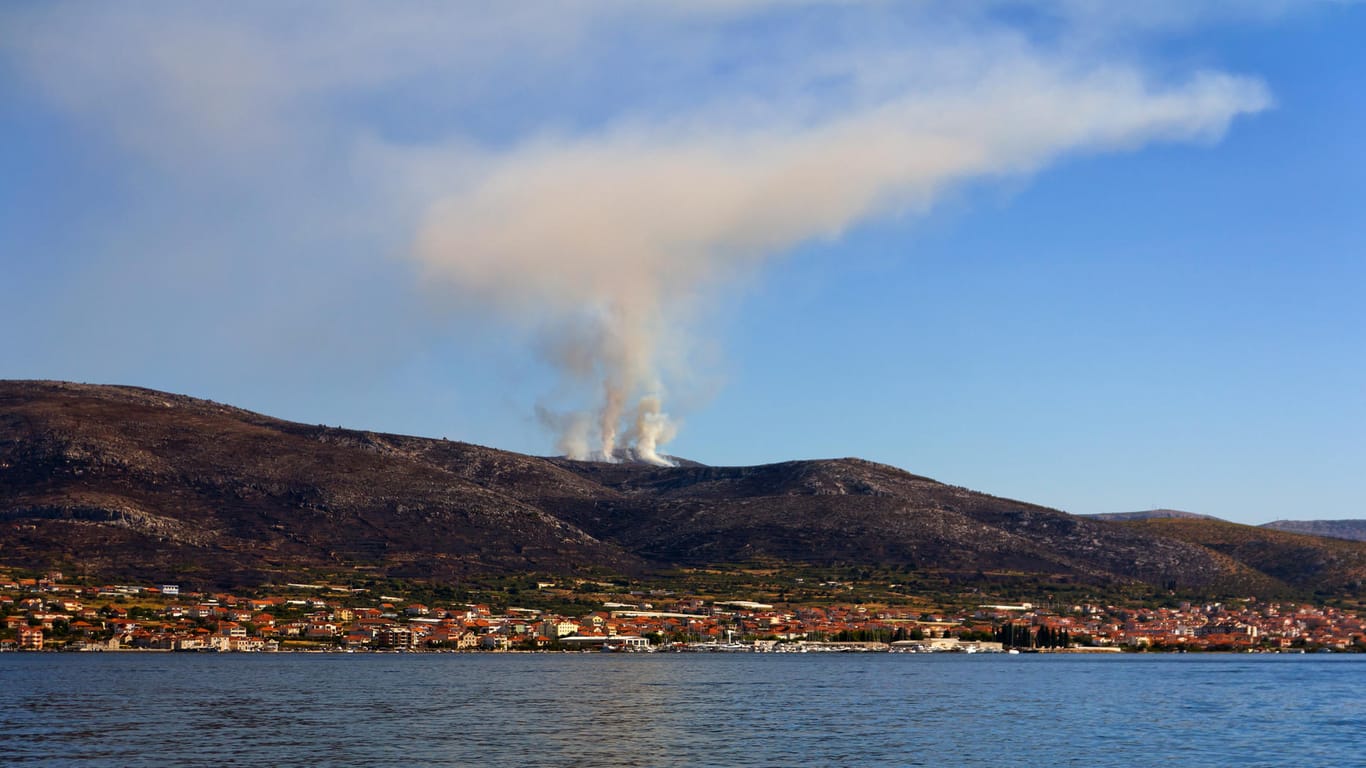 Waldbrände: In der kroatischen Stadt Trogir ist der Feuer aktuell unter Kontrolle.