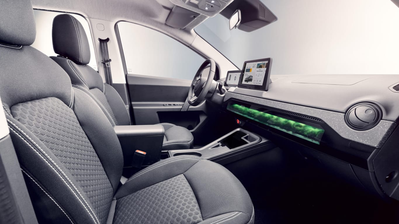 Reduziert und vernetzt: Die Innenraumluft wird mit Moos gefiltert, das Auto lässt sich per Smartphone starten und dadurch digital mit Freunden teilen.