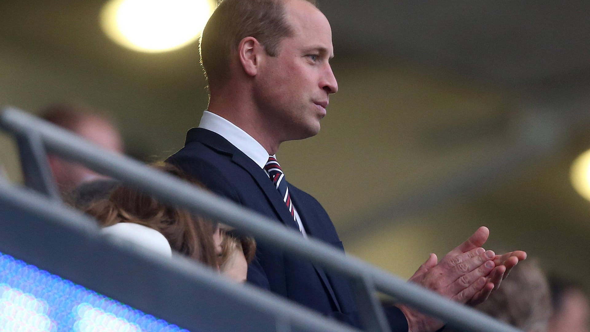 Prinz William im Stadion: Der Royal hat dem englischen Nationalteam zum EM-Finaleinzug gratuliert. Prinz William im Stadion: Der Royal hat dem englischen Nationalteam zum EM-Finaleinzug gratuliert.