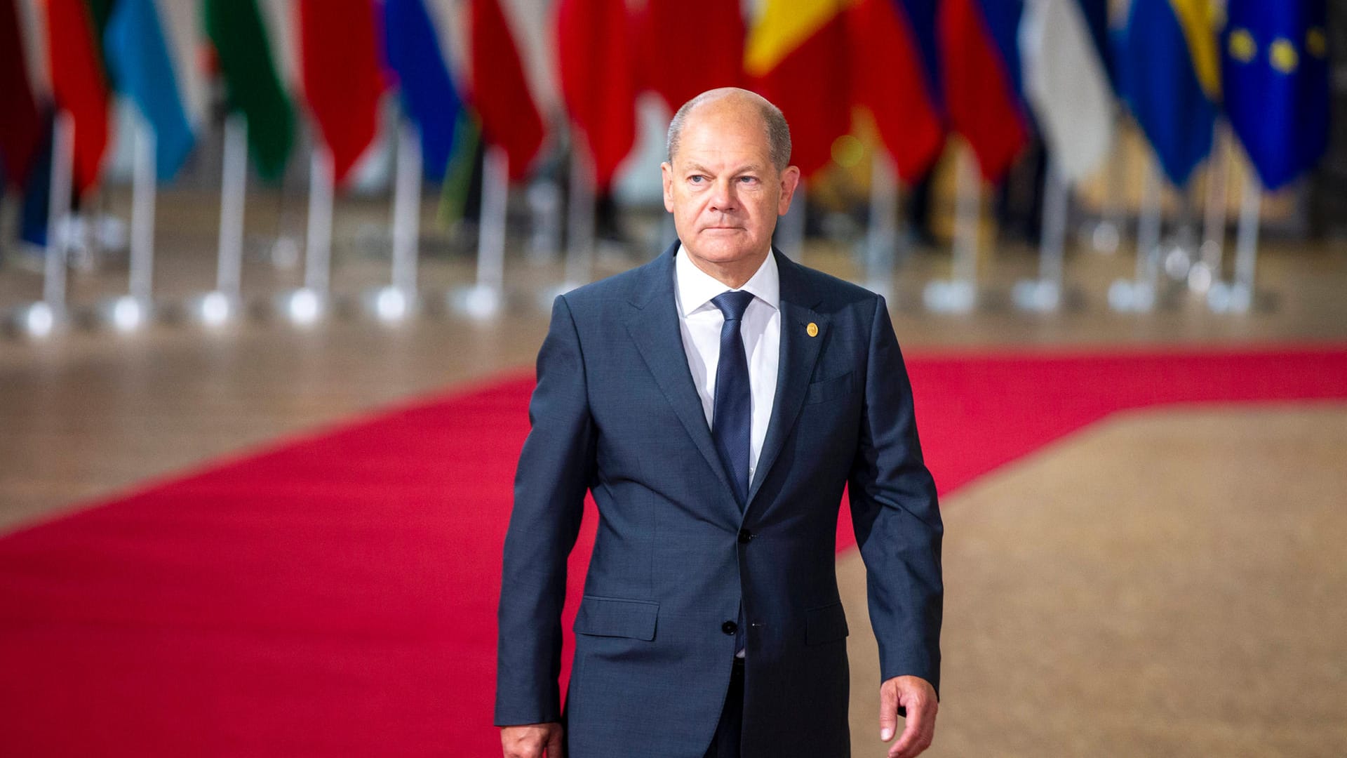 Allein vor den Fahnen: Kanzler Olaf Scholz beim Europäischen Rat in Brüssel.