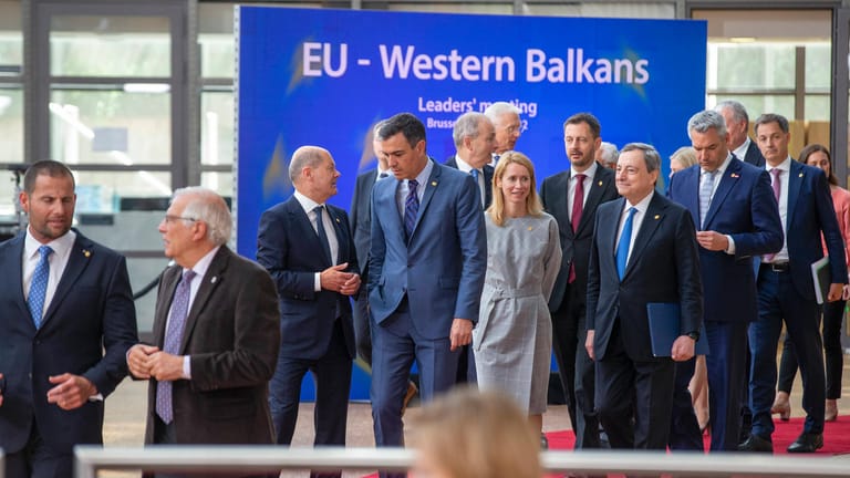 Gipfeltreffen: Olaf Scholz mit mehreren europäischen Regierungschefs – unter anderem Mario Draghi (vorne rechts).