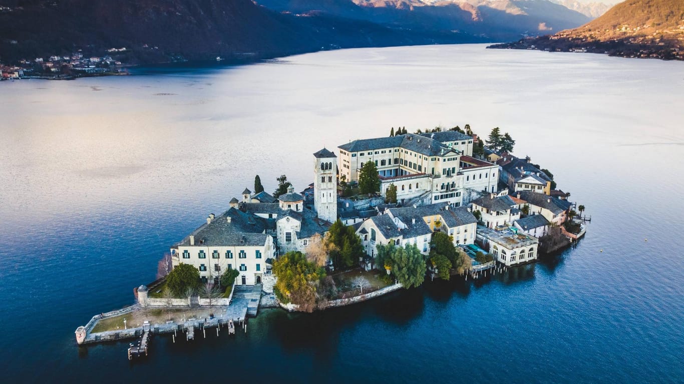 Lago d'Orta: Mitten in dem schönen See in Italien liegt eine kleine Klosterinsel.