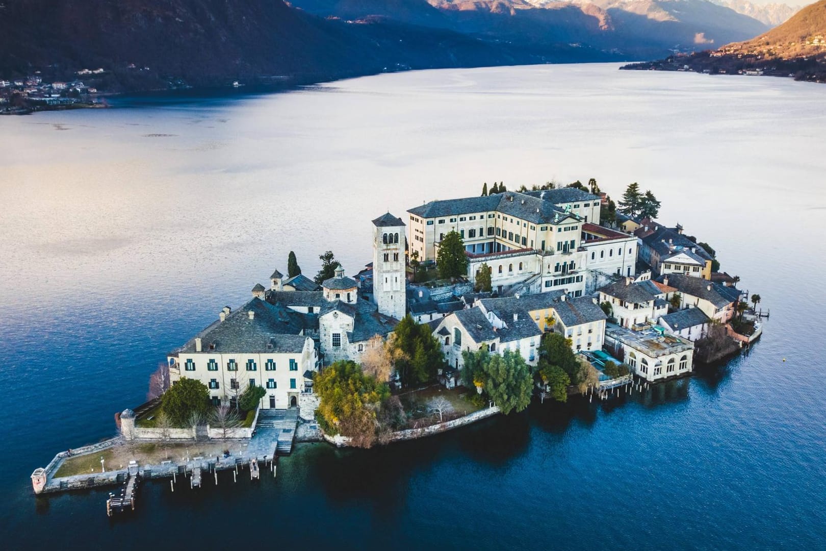 Lago d'Orta: Mitten in dem schönen See in Italien liegt eine kleine Klosterinsel.