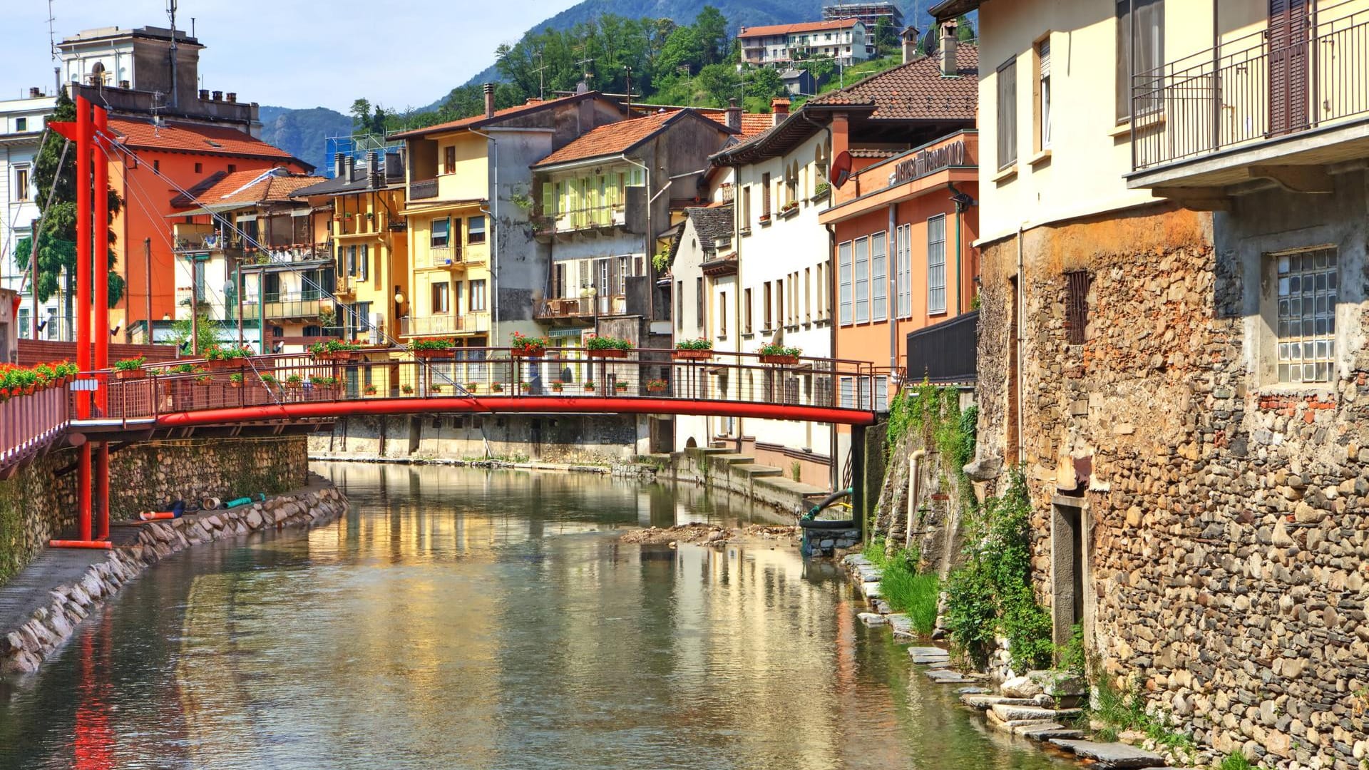 Promenade von Omegna: Der Ort in Italien ist bequem per Auto zu erreichen.