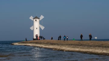 Der historische Leuchtturm Mühlenbake auf der Westmole in Swinoujscie (Swinemünde): Die polnische Ostsee ist ein beliebtes Reiseziel. (Quelle: Hohlfeld/imago-images-bilder) Der historische Leuchtturm Mühlenbake auf der Westmole in Swinoujscie (Swinemünde): Die polnische Ostsee ist ein beliebtes Reiseziel.