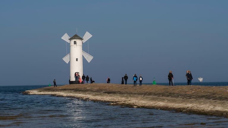 Der historische Leuchtturm Mühlenbake auf der Westmole in Swinoujscie (Swinemünde): Die polnische Ostsee ist ein beliebtes Reiseziel.