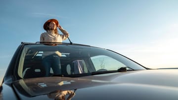 Junge Menschen und Autos: Das Verhältnis bleibt gut. (Quelle: Westend61/imago-images-bilder) Junge Menschen und Autos: Das Verhältnis bleibt gut.
