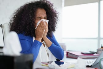 Krank am Arbeitsplatz: Wer körperliche oder psychische Beschwerden hat, sollte in jedem Fall zu Hause bleiben.